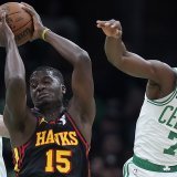 Clint Capela (15) au rebond entre Luke Kornet (40) et son tourmenteur Jaylen Brown (7), KEYSTONE/AP/Steven Senne